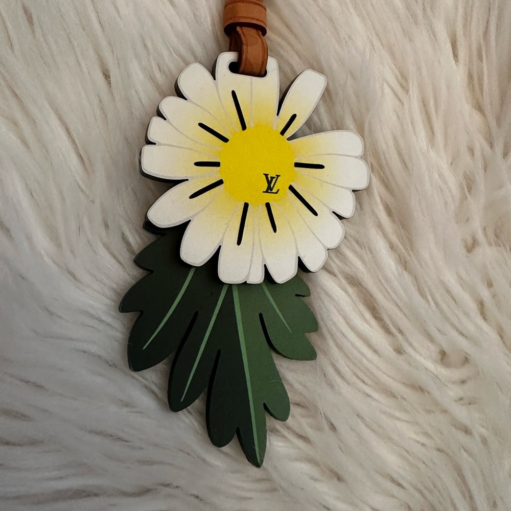 SOLD❤️Authentic Louis Vuitton By The Pool Leather Flower Bag Charm - Picture 5 of 9
